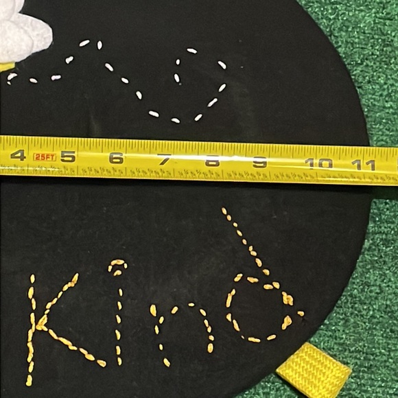 Black felt bumblebee beret - Picture 3 of 6